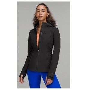 Lululemon Rain Jacket w Hood.